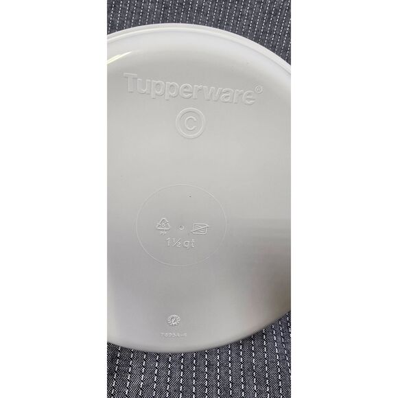 Set of 3 Tupperware Peanuts in the Snow Holiday Canisters Nesting Snoopy 2019 - Picture 5 of 6